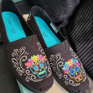 TOMS leather alpargata 9.5 rare muertos slip on flats